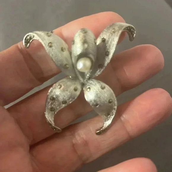 Vintage Pin Brooch Brushed Silver Signed Lisner Rhinestones, Marcasite, Pearl - Picture 3 of 3